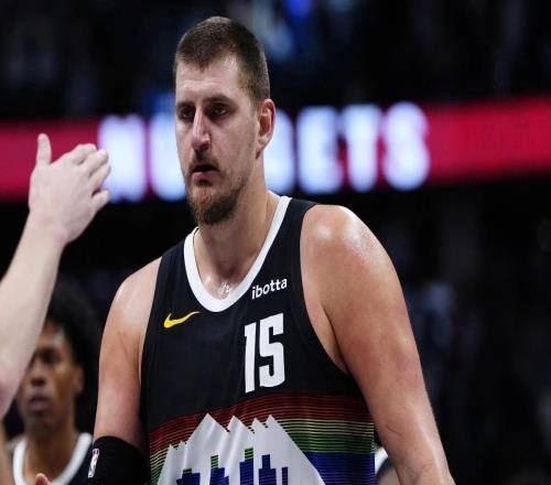 剛剛，掘金官宣約基奇?zhèn)椋〔恍抑械娜f幸