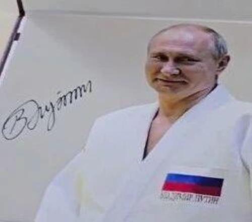 普京觀摩青少年花滑運(yùn)動(dòng)員訓(xùn)練送簽名照