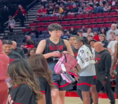 楊瀚森為什么要背粉紅書包NBA整蠱新秀，還有哪些招式