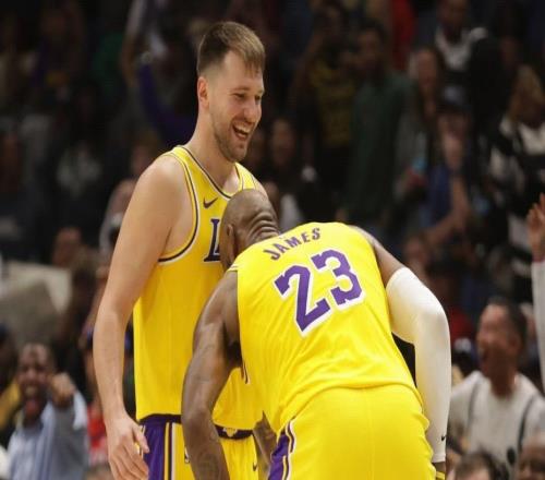 詹姆斯談東契奇：他是我們的建隊核心應(yīng)主動圍繞他調(diào)整戰(zhàn)術(shù)