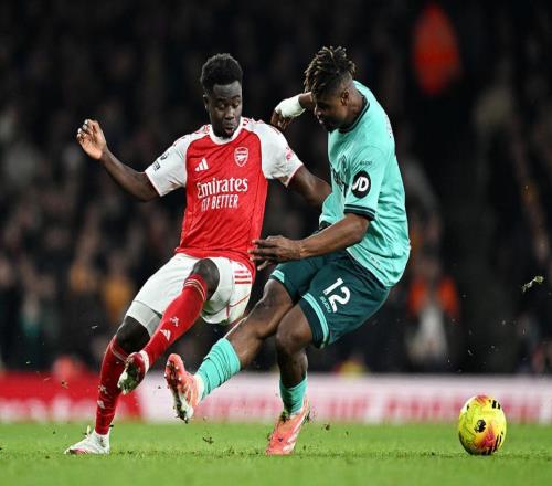 21！阿森納5分領(lǐng)跑+送墊底隊10連敗薩卡兩造烏龍球+補時造絕殺