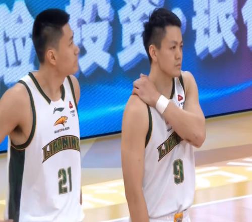 隨著上海大勝江蘇，遼寧慘敗廣廈，CBA最新積分榜出爐：榜首易主