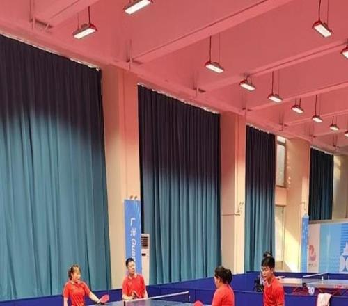 拿到獎牌的一個小時后，他們集體出現(xiàn)在訓練館里