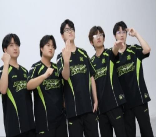 NIP發(fā)布LPL定妝照花絮：不止凹造型，還有26忍出差路上諸多趣事