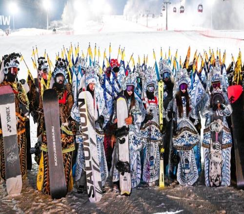 鏡頭內(nèi)外熱雪沸騰！中國(guó)冰雪產(chǎn)業(yè)沖擊萬(wàn)億大關(guān)