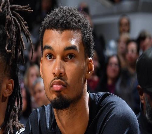 文班亞馬反關(guān)節(jié)，退出比賽！奇兵11記三分拯救馬刺，隊(duì)史紀(jì)錄！