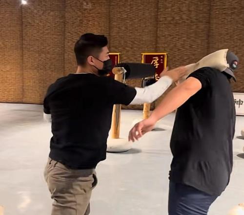 扇耳光大賽受傷倒地的中國(guó)選手已恢復(fù)訓(xùn)練！稱(chēng)還是很希望完賽