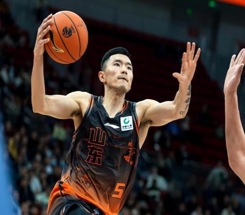 山東男籃戰勝新疆，主場(chǎng)兩連勝，克里斯獨砍36分，鮑威爾依然低迷