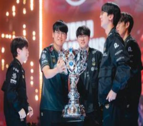 kkOma：Tom教練獲得了S賽三連冠，若能為他出眼石皮膚就好了