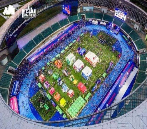 在城市花園里跑馬拉松賽是什么體驗?zāi)仙桨腭R給出標準答案