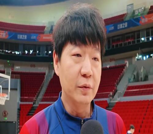 對陣同曦踩場！全員吶喊“家人”，邱彪直指剛冒頭，強調(diào)團隊籃球