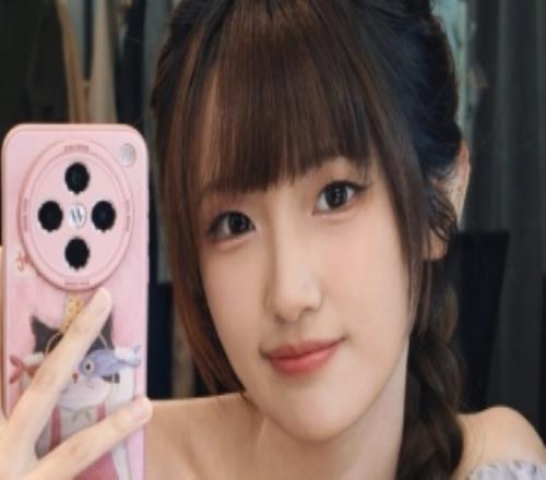 夏安分享自拍照：今天是紫色小福蝶