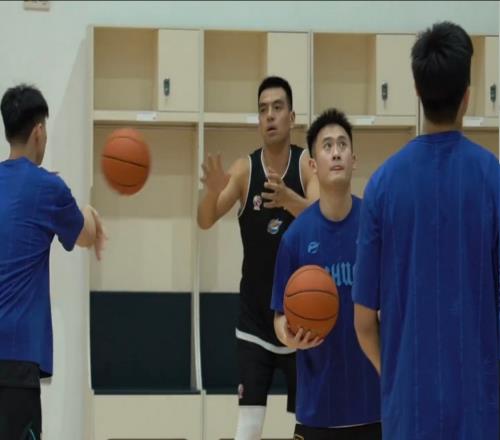 “茍活”一年四川或全華班參賽，淪落至陪練隊成又一支八一男籃