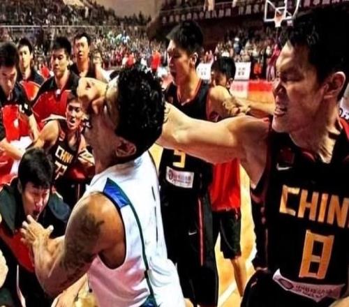 中國(guó)籃壇又爆發(fā)大規(guī)模沖突！雙方互毆大打出手：觀眾帶頭揍球員