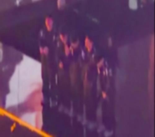 負者的心酸當大家都在恭喜T1時，KT來到舞臺側(cè)邊鞠躬致謝觀眾