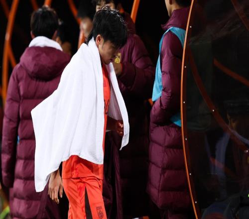 宋凱邵佳一觀戰(zhàn)黑臉！22歲美甲國(guó)腳3場(chǎng)3次送禮名記：中超禁賽5場(chǎng)