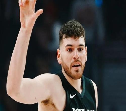 背靠背兩場(chǎng)球，楊瀚森經(jīng)歷冰火兩重天