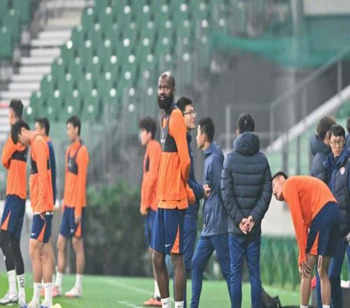 海牛头牌5年换11队没谁了！恩加摊上这么个老乡，李霄鹏苦口婆心