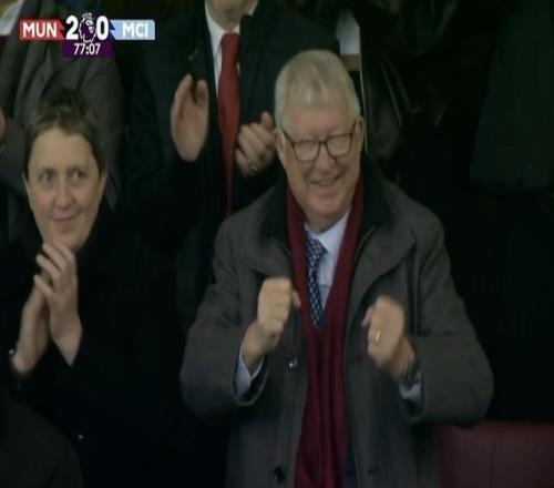 樂壞了，曼聯(lián)20領(lǐng)先后弗爵爺在看臺握拳慶祝