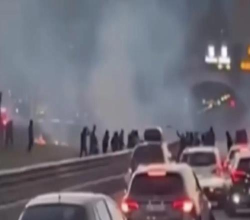 “狹路相逢”羅馬隊和佛羅倫薩隊約200名球迷在高速公路上持械對峙