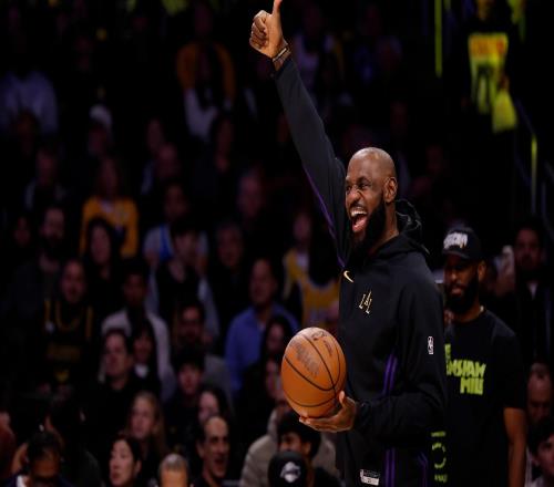 生日夜手感不佳，詹姆斯17投6中拿到17分4板4助，正負值16