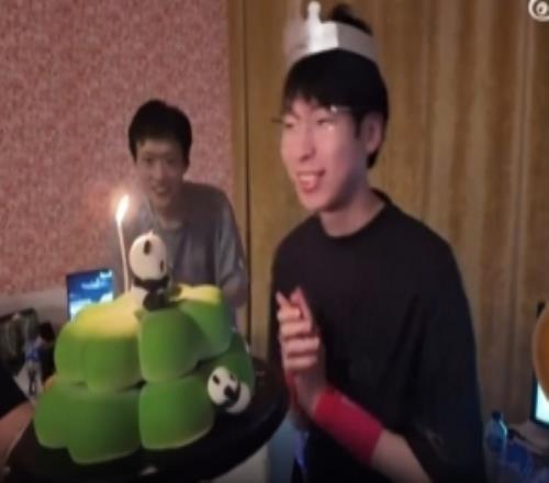 AL為Hope慶祝生日，Tarzan和Flandre隔空祝福