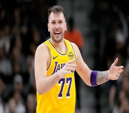 雷迪克甩鍋都甩不明白！喊暫停場(chǎng)上沒聽到，回放卻顯示示意進(jìn)攻！