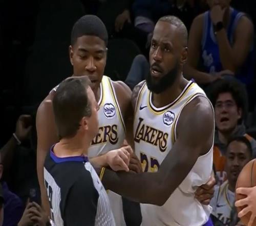 打球還是打架，你倆商量一下湖人險(xiǎn)勝太陽(yáng)，詹姆斯和狄龍又較勁