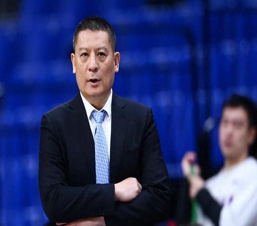 深夜，又一個(gè)官宣！CBA第4位下課主教練確定，68歲老帥代理主教練