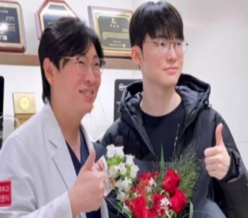 粉絲分享和Faker的合照：去了皮膚醫(yī)院的李哥