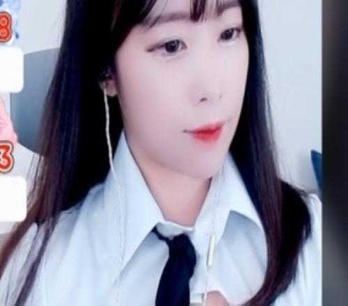 40歲了還這么敬業(yè)！Dva原型女帝ToSsGirL近期直播LOL時不時擦邊搞熱度