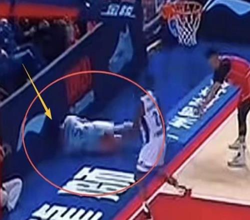 CBA廣告牌再惹禍，導(dǎo)致球員受傷，球迷怒噴不專業(yè)只想賺錢