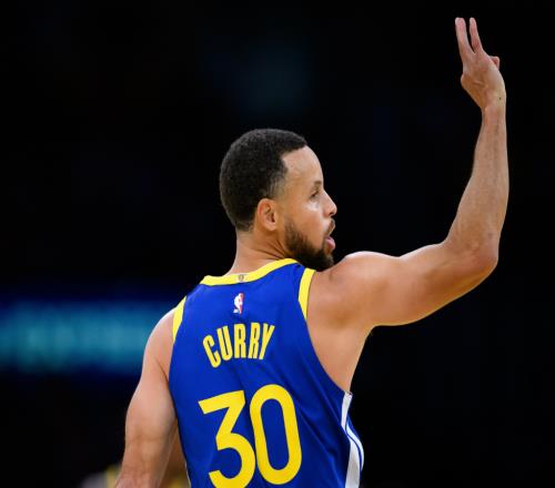 库里你太狠了，37岁仍不可阻挡，达成NBA79年史无前例的纪录