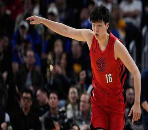 開(kāi)拓者挖來(lái)掘金隊(duì)助教，專門指導(dǎo)楊瀚森籃下勾手，全面模仿約基奇