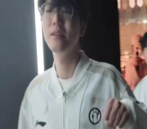 彈幕和主播都串麻了jiejie更博：謝謝小伙伴的陪伴今天太熱情了！