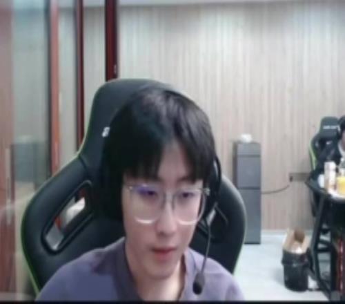 Peyz回你消息了嗎zhuo：回的慢一點(diǎn)肯定會(huì )回的啊“新年快樂(lè )”唄