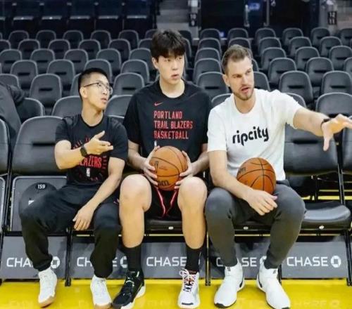 官宣！楊瀚森被下放G聯(lián)賽，出戰(zhàn)湖人與太陽比賽，或與詹姆斯交手