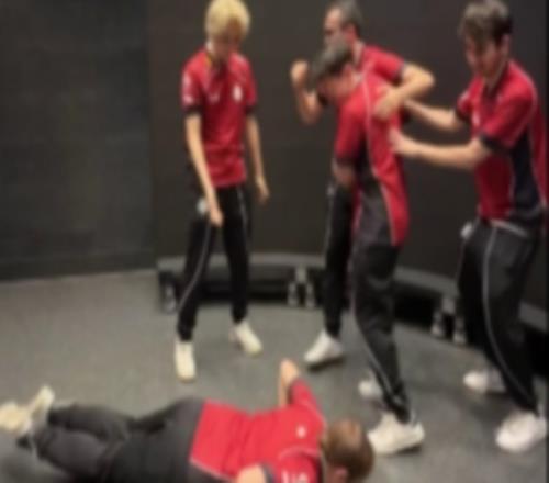 激情滿滿！G2發(fā)布隊員捧起非官方世界冠軍獎杯精彩時刻