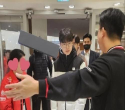 韓國網(wǎng)友曬照T1.FakerOner參加活動(dòng)：返圖