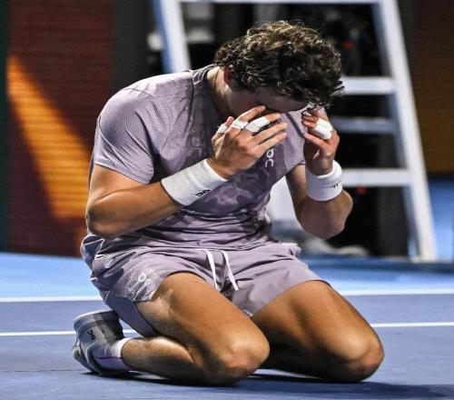 豐塞卡奪冠后透露賽前承諾剃光頭，頒獎典禮坦言將冠軍獻給母親