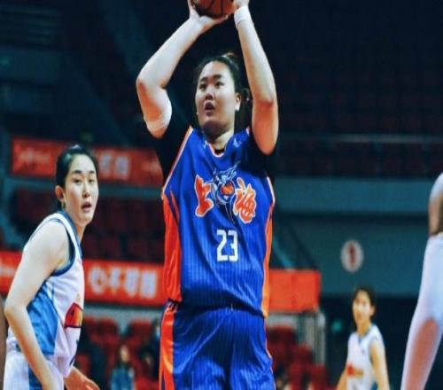 場(chǎng)均23分鐘16+6！2.01米女鯊魚終遇伯樂減重20斤可入女籃一隊(duì)