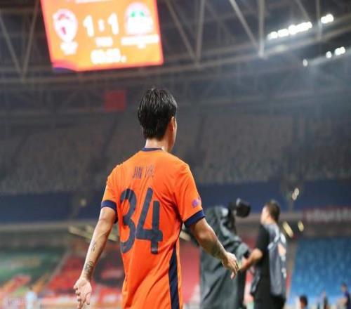 聯(lián)賽13年征戰(zhàn)前上港后腰迎來中超首球李霄鵬親承主場一分重要性