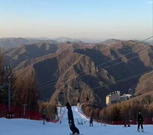 滑雪進(jìn)入“精打細算”時(shí)代：年輕人這樣實(shí)現雪季自由