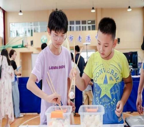 智慧點(diǎn)亮乒乓賽場！2025上海智能乒乓球賽圓滿落幕，親子協(xié)作、科技加持助力全民健身
