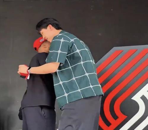 排面拉滿，楊瀚森受邀參加利拉德歡迎派對(duì)，和開拓者傳奇擁抱致意