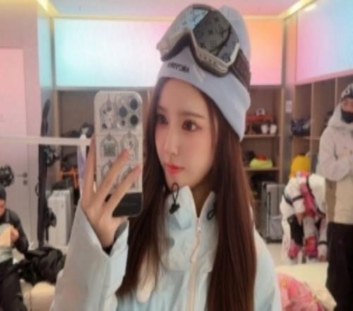 DOTA2解说蛋糕晒滑雪照：不知道多久没运动了膝盖吱吱作响