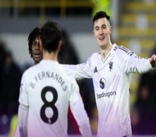 英超爆冷夜BIG6集體翻車(chē)！曼聯(lián)曼城遭弱旅逼平，藍(lán)軍熱刺輸球丟分