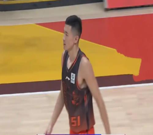 山東男籃到達(dá)北京，新賽季首秀期待開門紅，外線三分能否延續(xù)狀態(tài)