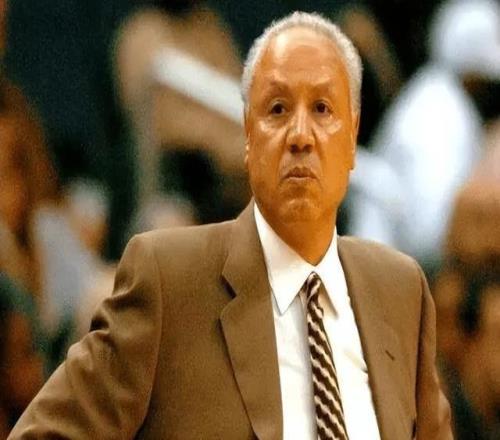傳奇巨星去世！NBA第一位千勝教練...