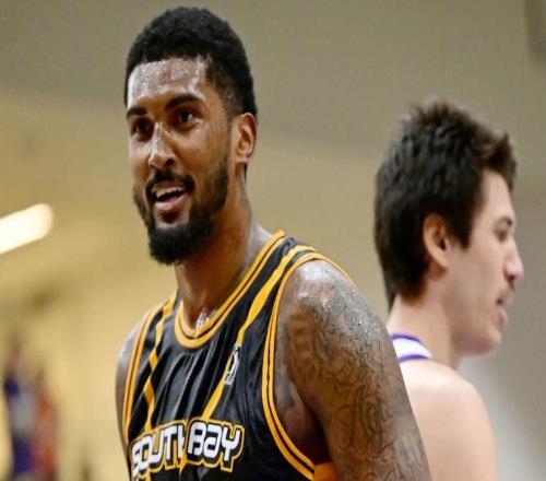 攻防兩端都有強勢表現(xiàn)，湖人二隊先發(fā)中鋒的個人能力非常全面